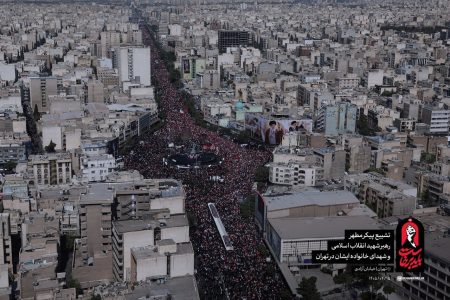 توقف خودرو حامل پیکر رهبر شهید انقلاب برای رسیدن عزاداران/ تصاویر هوایی از حضور مردم در مراسم تشییع
