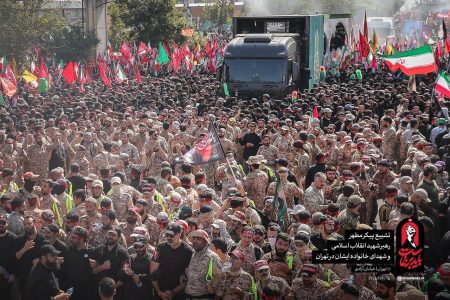 یک پارچه نوشته در مصلی درباره انتقام رهبر شهید/ توافق هم ضامن جان نتانیاهو و ترامپ نیست؛ یک مسلمان جانتان را می‌گیرد