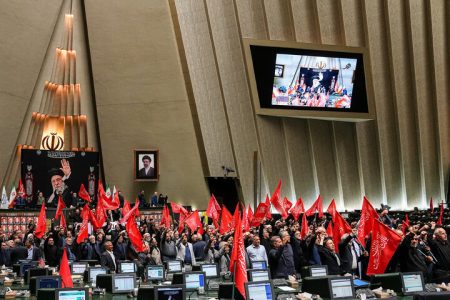 نمایندگان پرچم به دوش وارد صحن شدند/ قالیباف نیامد، حاجی بابایی رئیس جلسه شد+ تصاویر