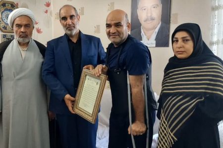 حضور فرمانده نیروی زمینی ارتش در منزل شهدا و جانباران جنگ ۴۰ روزه/ انتقام خون شهدای این سرزمین از دشمنان گرفته خواهد شد