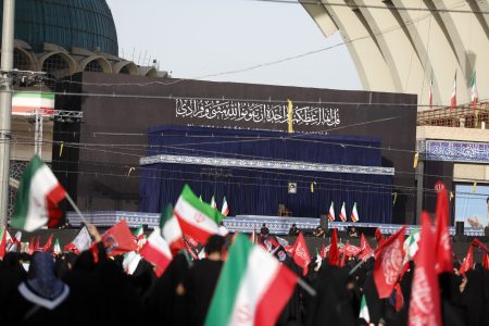 در صف اول اقامه نماز بر پیکر رهبر شهید انقلاب کدام شخصیت های مهم حضور داشتند؟ + عکس