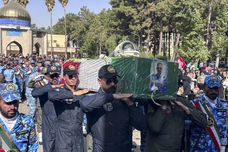 استقبال شیرازی‌ها از پیکر خلبان شهید عملیات پایگاه العدید قطر