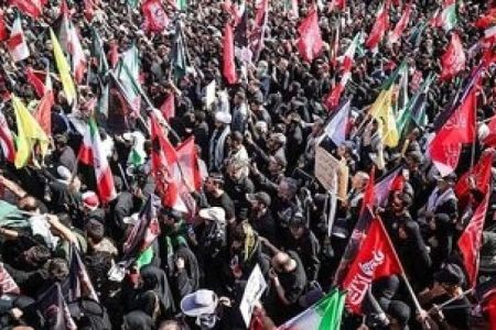 تصاویری از بدرقه رهبر شهید انقلاب و خانواده ایشان در میان مردم