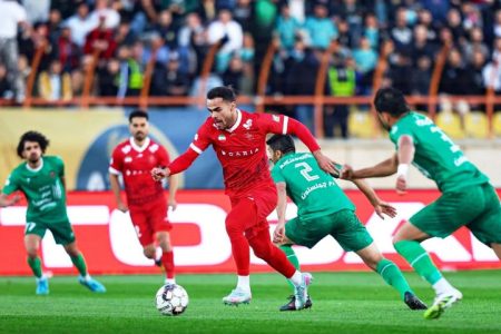 احمدزاده روی پوستر پرسپولیس قبل از بازی با شمس آذر